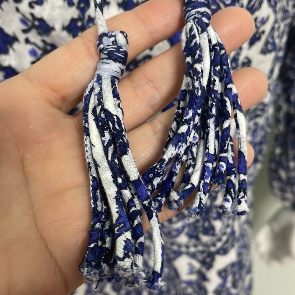 Tyler Boe Blue & White Medallion Print V-Neck Tunic Blouse - Picture 2 of 8